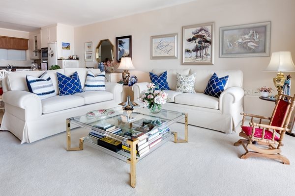 Новите калъфки на декоративните възглавници акцентират върху дивана и освежават интериора