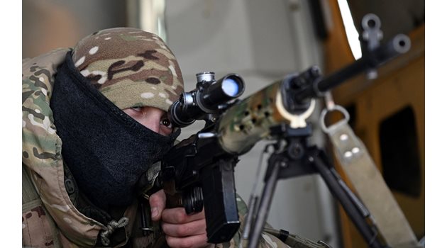 Снайперист от руските въоръжени сили участва във военни учения на полигон в Ростовска област, съседна на западната граница на Украйна.