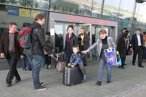 Току-що пристигнало младо семейство с дете на летището в Пловдив
Току-що пристигнало младо семейство с дете на летището в Пловдив
Току-що пристигнало от чужбина младо семейство на летището в Пловдив.
СНИМКА: 24 ЧАСА


24 ЧАСА