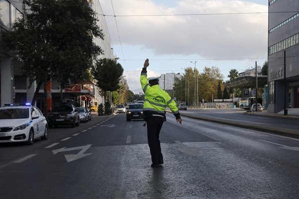 Полицаите в Гърция ще следят за спазването на мерките.