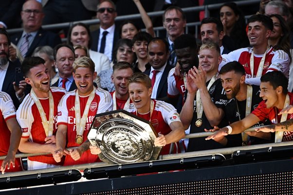 Капитанът на "Арсенал" Мартин Йодегор триумфира с трофея. Снимка: Ройтерс