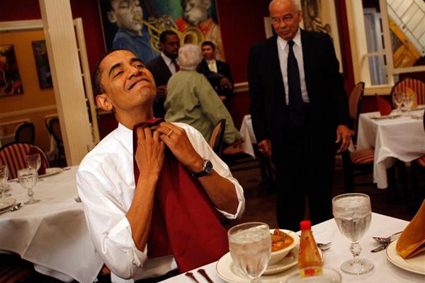 Барак Обама се готви да похапне жабешки бутчета в Ню Орлианс, Луизиана. В САЩ най-често пържат деликатеса, много вкусен е и с чили. 
СНИМКИ: РОЙТЕРС И SXC