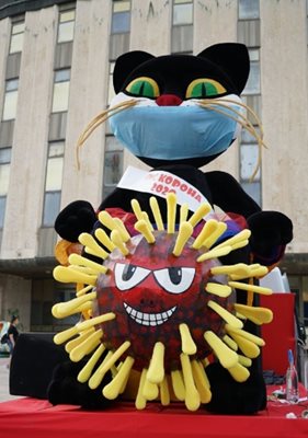 На шествието присъства и символът на карнавала - голямата черна котка, която тази година обаче е с маска