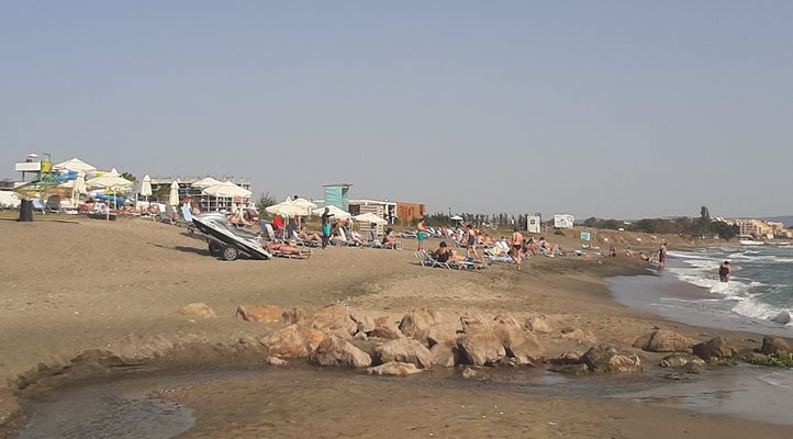 И плажът в Ахелой се напълни с хора.