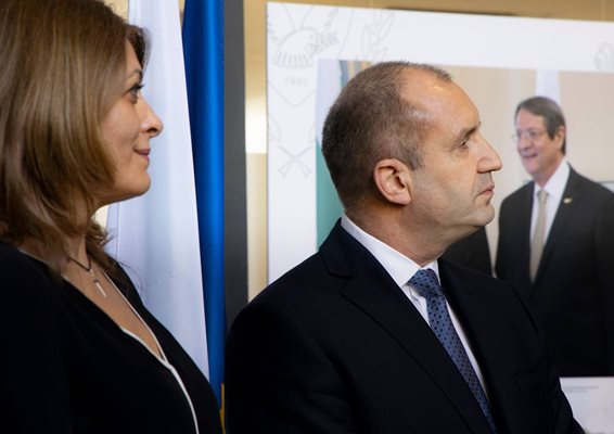 Президентът със съпругата си - Десислава Радев, на откриването на изложба.