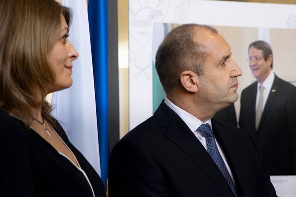 Президентът със съпругата си - Десислава Радев, на откриването на изложба.