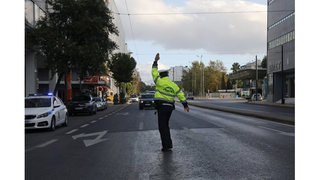 Cars alternate with even and odd numbers in Athens