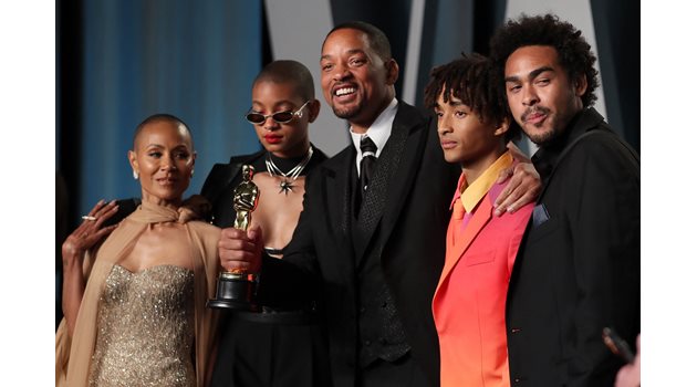 Смит заедно със съпругата и децата си, след като спечели “Оскар”.