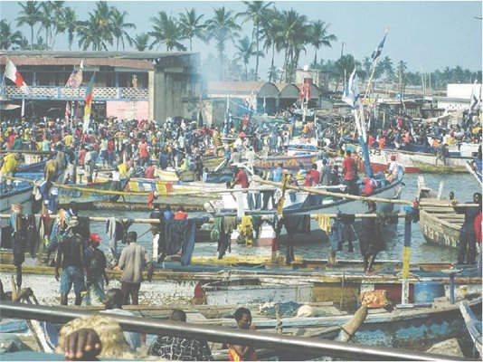 Пристанището на градовете Секонди и Текоради в Гана. Десетки хиляди ганайци живеят от плодовете на морето. Преди няколко години откриха петрол в този район, платформите вече се строят. Това ще е добре за ганайската икономика, но дали няма да убие поминъка на тези колоритни хора?
