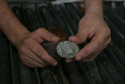 Сондажна ядка от едно от находищата в България. Нейният анализ показва какви метали има в него и колко е съдържанието на злато. 

