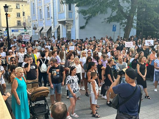 Хиляди дойдоха пред съдебната палата в Пловдив да протестират срещу пускането на 26-годишния Георги Георгиев с макетния нож. Снимки и видео: Никола Михайлов