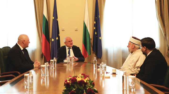 Срещата между министър-председателя Димитър Главчев и главния мюфтия д-р Мустафа Хаджи Снимка: пресцентър на Министерски съвет