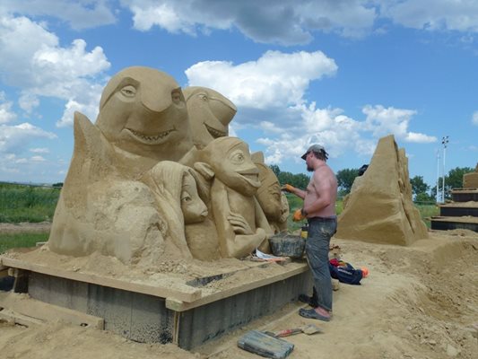 Над 5000 тона пясък са били нужни, за да се създадат фигурите