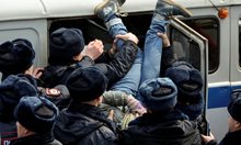 Сблъсъци след антиправителствени протести във Владивосток и Москва