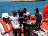 67 мигранти, спасени край Либия, ще слязат на бреговете на Италия