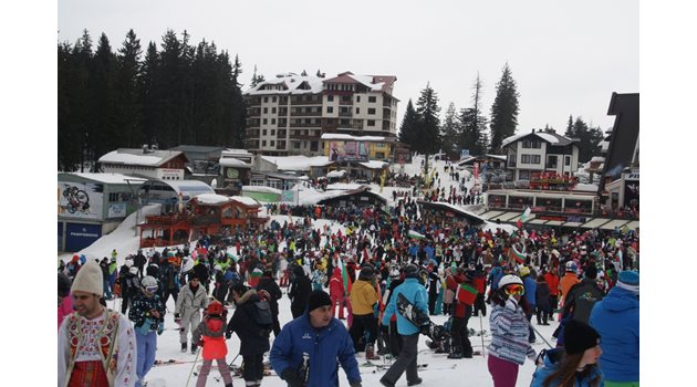 Над 15 хил.души се струпаха по постите в Пампорово за шествие на ски в носии и хора върху снега СНИМКИ: Валентин Хаджиев