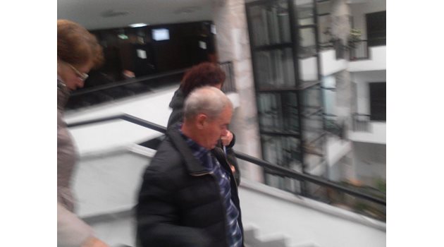 Янев излиза от сградата на съда.