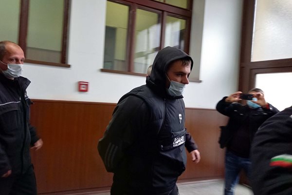 Любомир Петров пред съдебната зала.
Снимки: Авторът