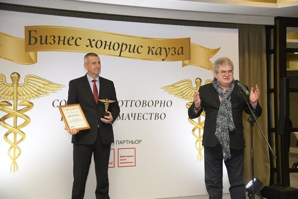 Борислав Зюмбюлев - главен редактор на “24 часа”, награди инж. Иван Танев, главен инженер на “Джи Пи Груп” АД.