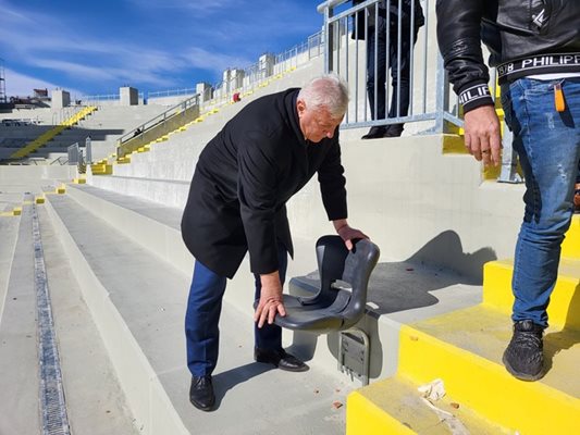 Кметът Здравко Димитров пробва нова седалка на сектор А от стадиона.