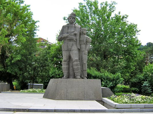 Паметникът в Златоград