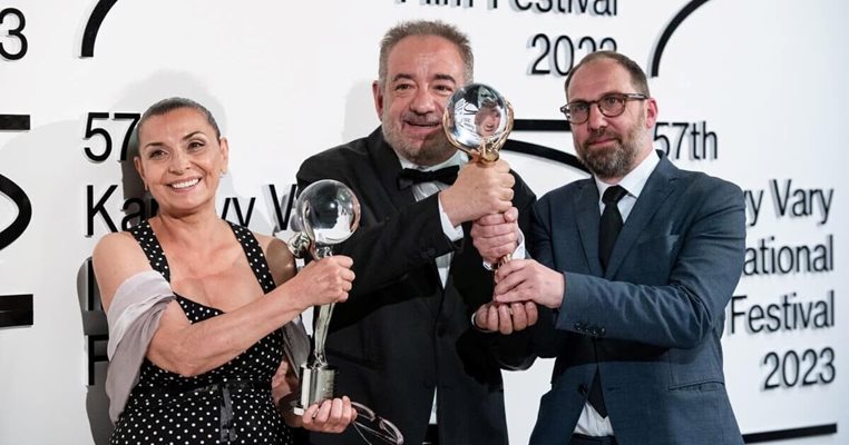 Стефан Командарев (в средата) и Ели Скорчева с големите награди - за най-добър филм и най-добра актриса, от фестивала в Карлови Вари