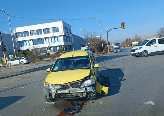 Такси и кола се сблъскаха на столичен булевард (Снимки)