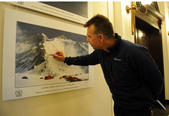 Боян показва маршрута, по който се осъществяват изкачванията на Гашербрум 2. Той успява да стигне съвсем близо до върха, но се отказва. Изложбата от снимки на алпиниста е поместена в големия салон на БАН.