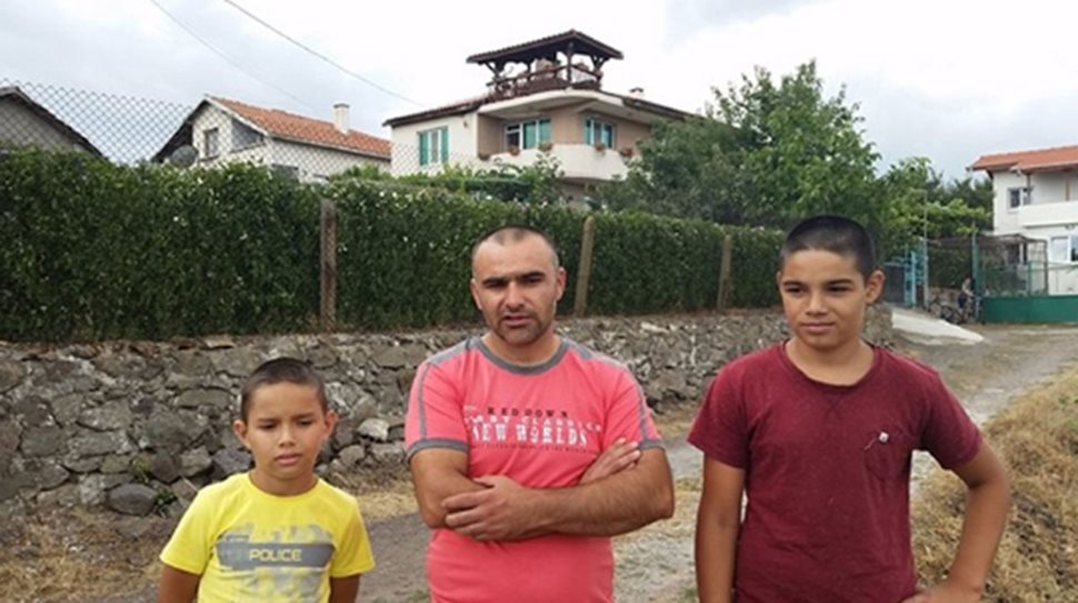 Ахмед пред дома си в Изворище с двамата синове
