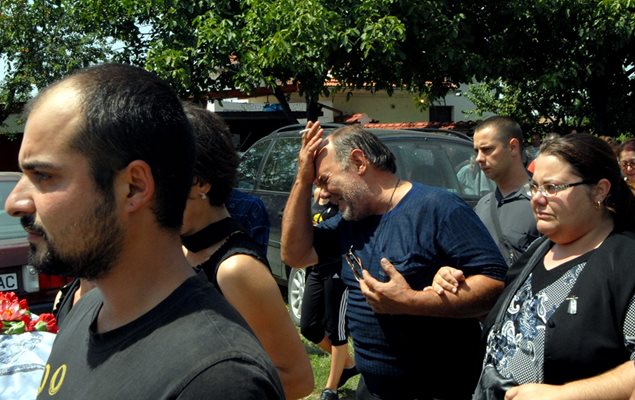 Бащата Явор Кръстев плаче по време на погребалното шествие в Хърлец