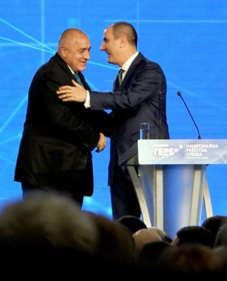 Бойко Борисов и Цветан Цветанов се поздравяват на конференция на ГЕРБ през януари. Тогава премиерът изрече предупреждението към партийния актив, че трябва да им светне червена лампичка, за да не им светне той синя.