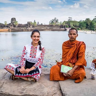 Меги позира по време на пътуване в Камбоджа.