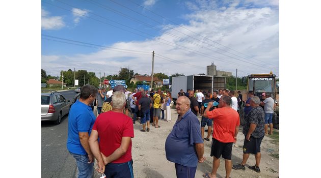 Производители от Пловдивско дойдоха да блокират пътя за Карлово.
