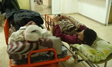 В болницата в Стара Загора: Момче на 10 г. държи ръката на батко си, а той с окървавена глава. Прегледаха 30 афганистанци след гонката на 