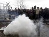 Сълзотворен газ срещу бежанци в Гърция