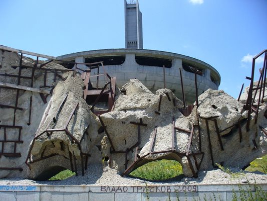 След като всички мълчаха почти 25 години, изведнъж апетитите към останките на някогашния Дом-паметник на БКП на връх Бузлуджа се оказаха много.