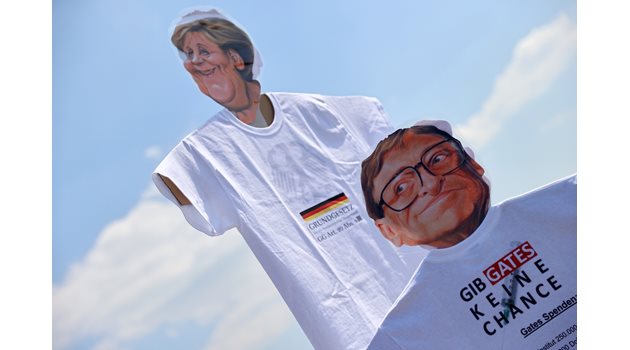 Чучела на Бил Гейтс и Ангела Меркел носят протестиращи COVID-дисиденти в Щутгарт, Германия, недоволни от ограниченията.