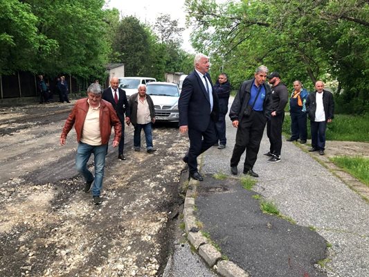 Кметът Здравко Димитров пристигна на мястото на инцидента.

СНИМКИ: Община Пловдив.