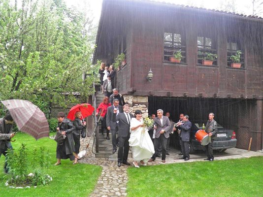 Младоженците и част от сватбарите пред къщата на Ася в Копривщица