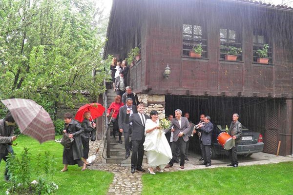 Младоженците и част от сватбарите пред къщата на Ася в Копривщица
