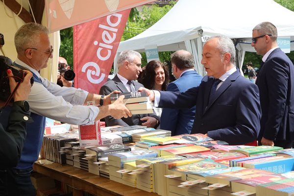 Премиерът си купи 3 книги на Захари Карабашлиев.