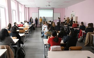 МОН: Експерти от ОИСР гостуваха в часове в Софийската математическа гимназия