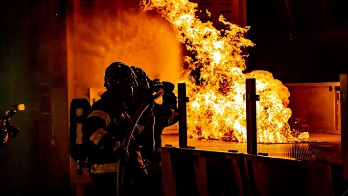 УЖАС! Голям пожар пламна в близост до газови бутилки