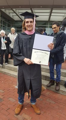 Асен Вапцаров завършва музикалния колеж „Бъркли“ в САЩ.