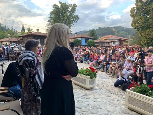 Стотици се събраха в Копривщица да зърнат Муки и Стоянка