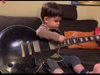 Синът на Луиза Григорова свири на китара