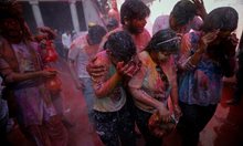Холи е древен индийски празник, известен още като „Фестивал на цветовете”