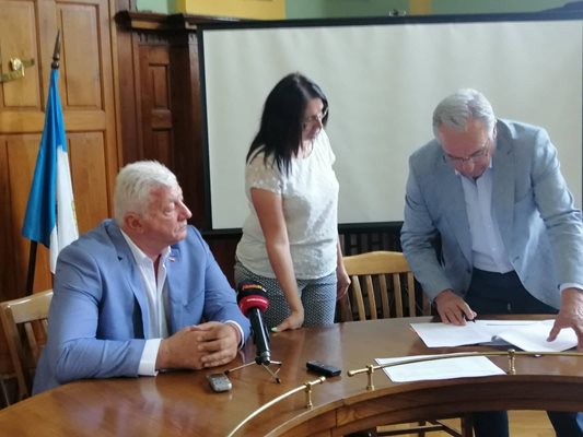 Пловдивчанка получи договор от зам.-кмета Анести Тимчев, с който й се предоставят три климатика. Това стана пред погледа на Здравко Димитров.