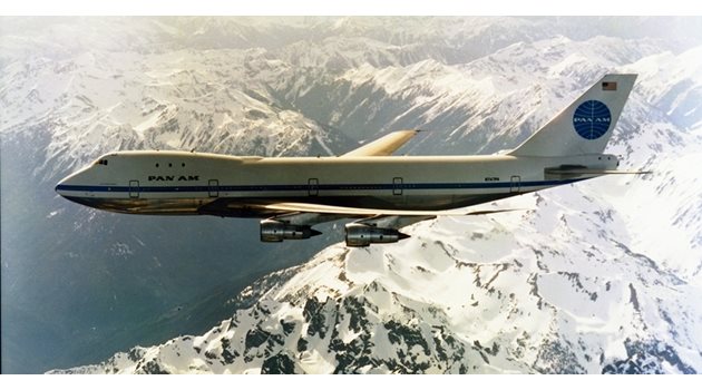 Боинг “747” развива скорост от 920 км/час.