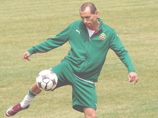 Мартин Петров отиграва топката на вчерашната обедна тренировка на националите на Царско село. 
СНИМКА: ЙОРДАН СИМЕОНОВ